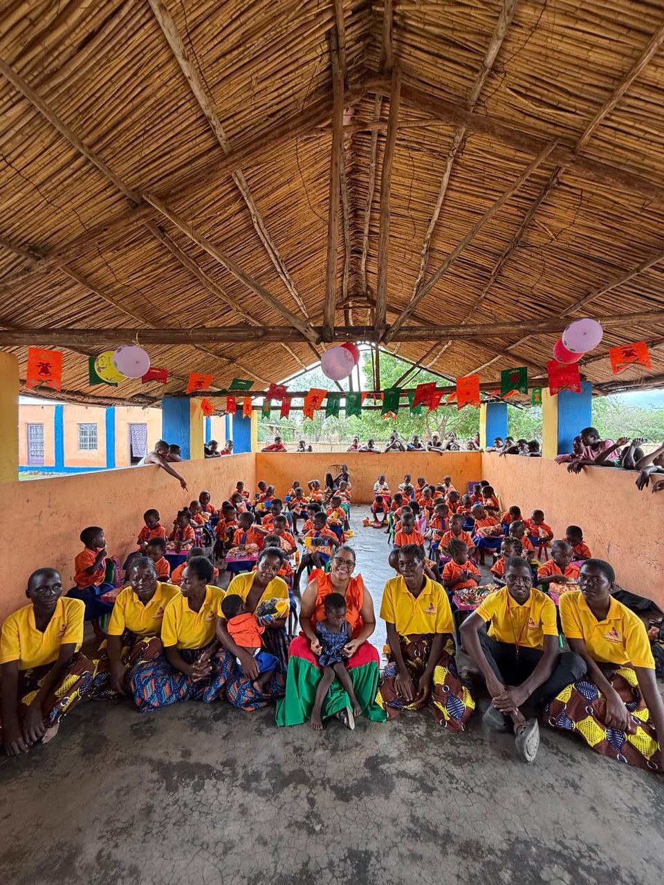Festa de formatura da pré-escola em Nchalo, com toda a equipe e as crianças