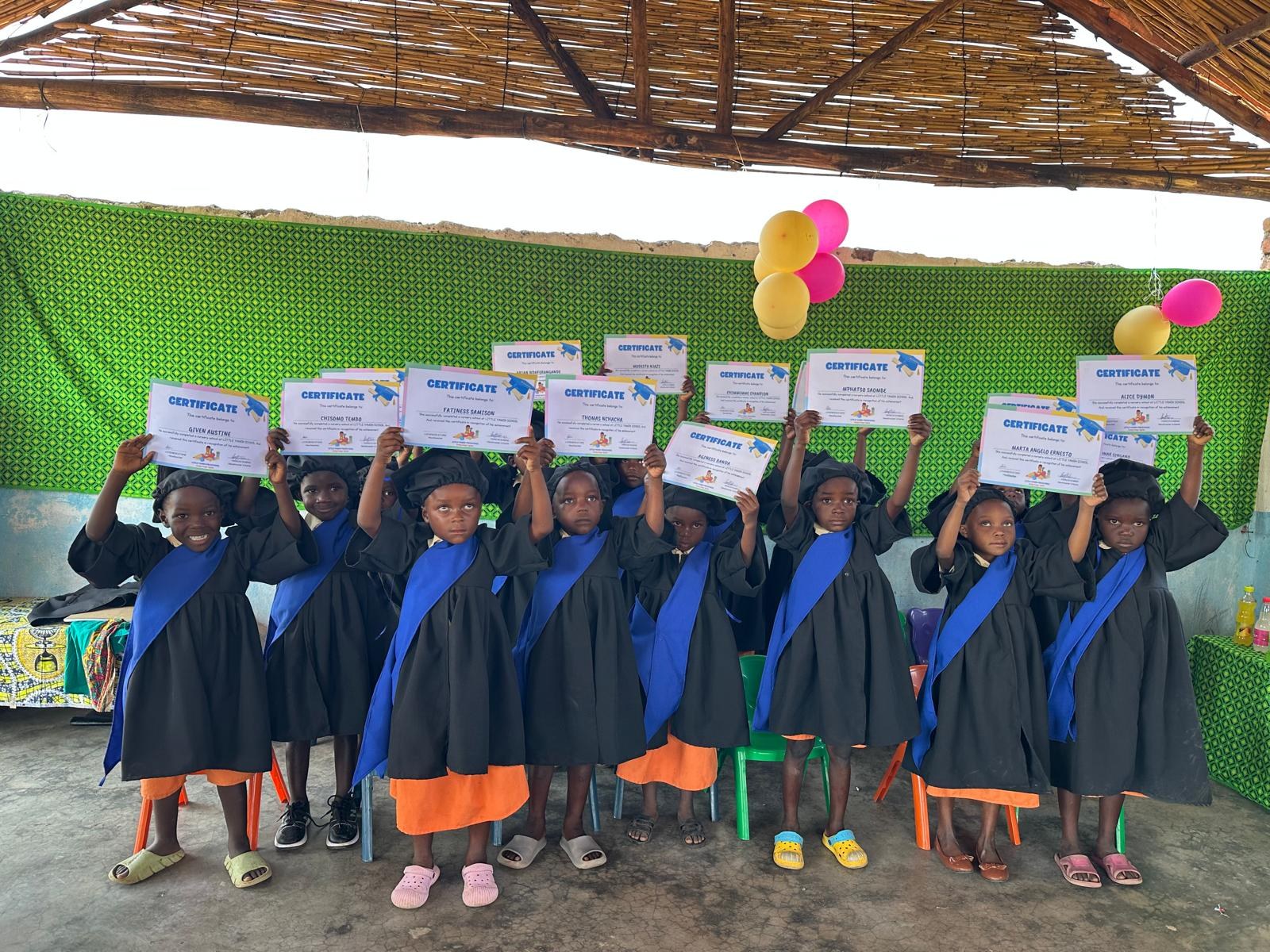 Turma de formandos da Pré-Escola Little Yamin, em Nchalo, segurando seus certificados