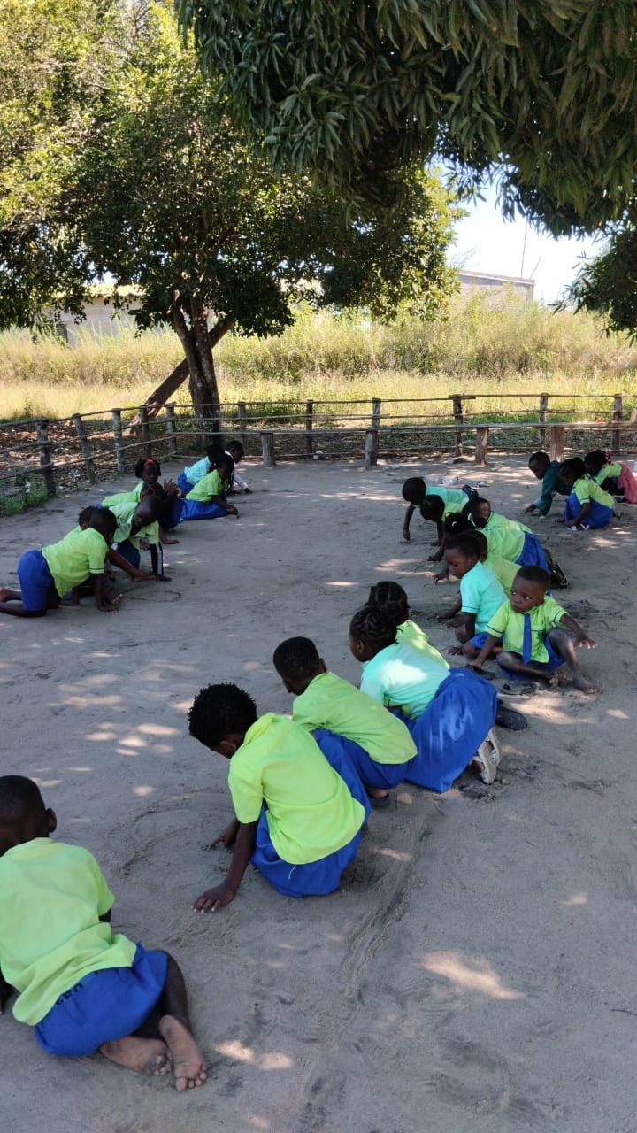 Crianças brincando ao ar livre na pré-escola de Mafarinha