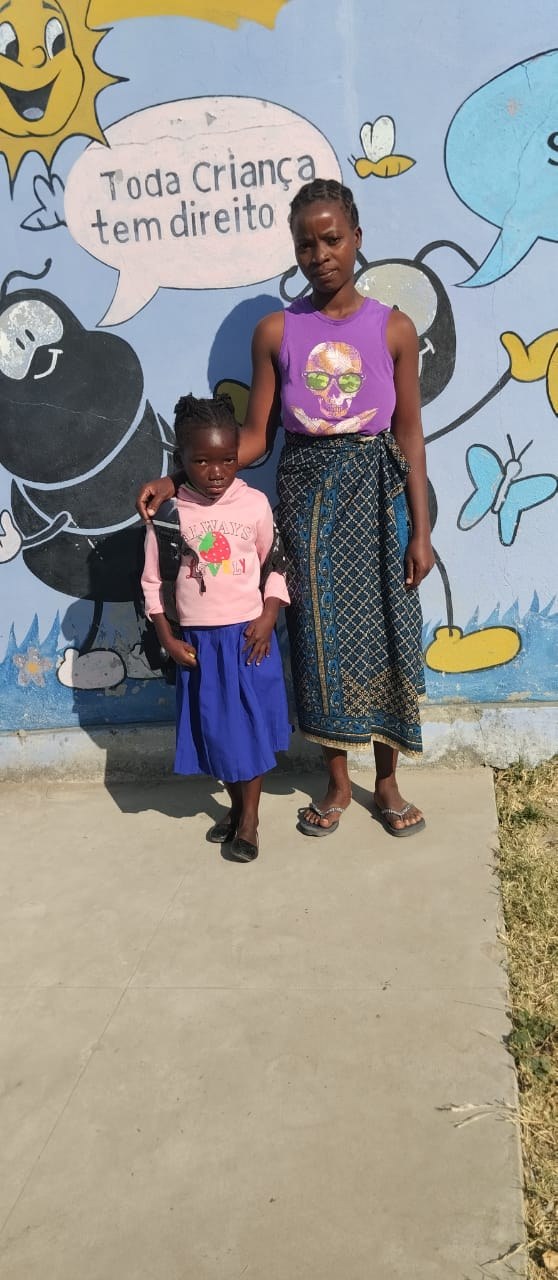 Mãe e filha beneficiadas pela escolinha