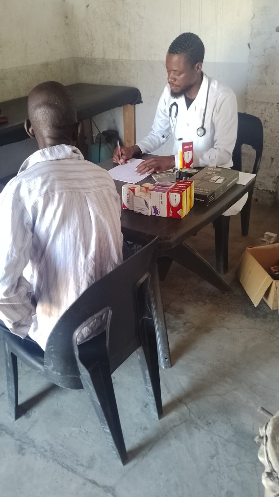 Médico atendendo um paciente na sala de saúde