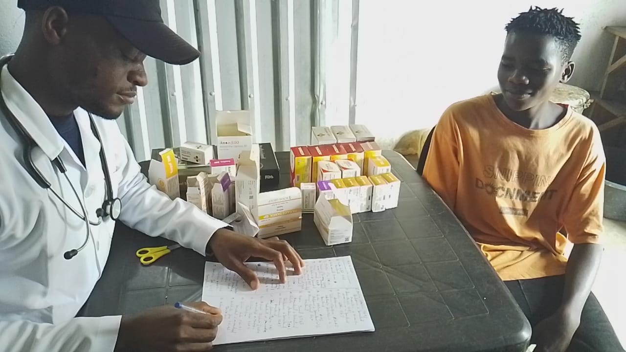 Médico atendendo um adolescente na sala de saúde