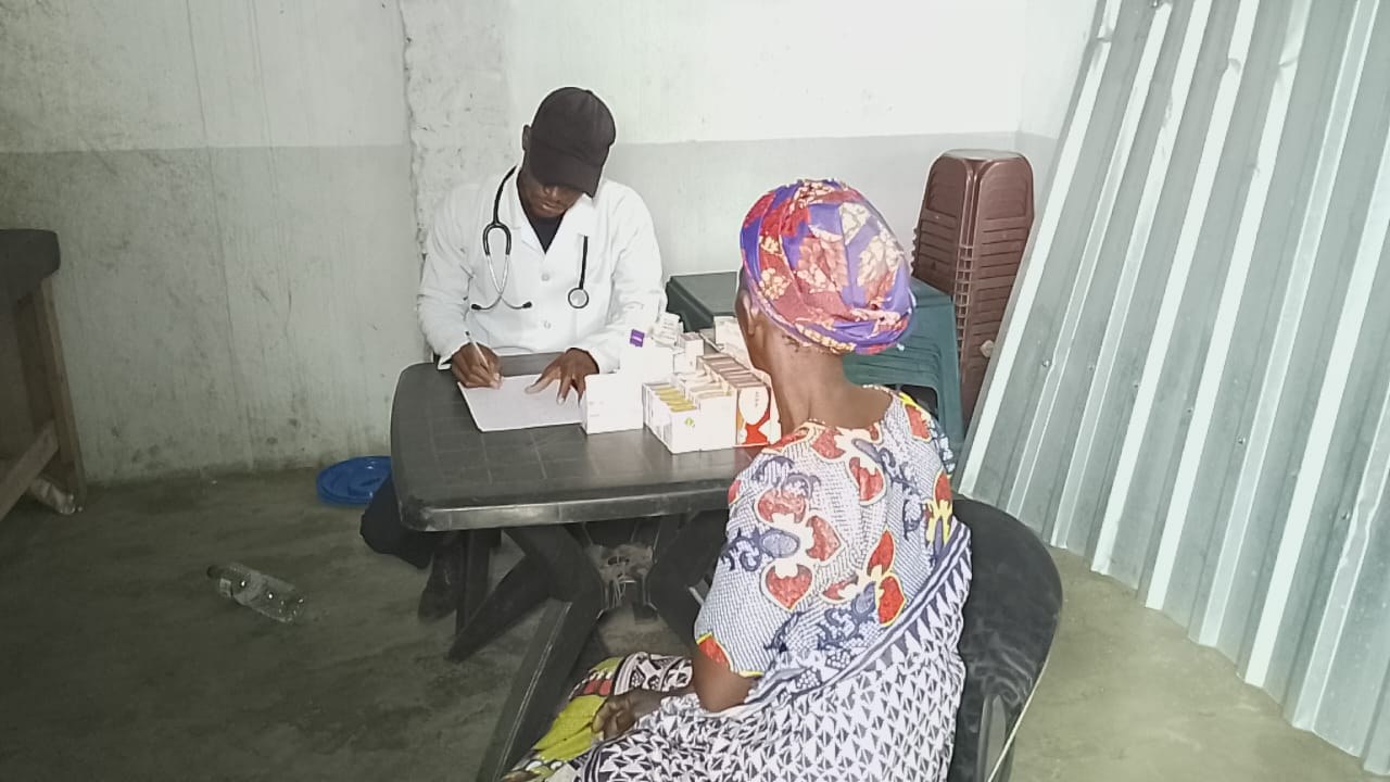 Médico atendendo uma mulher na sala de saúde